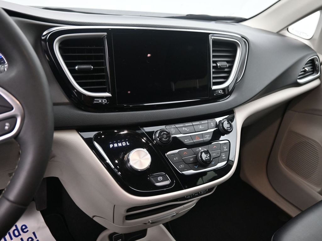 Chrysler Pacifica Vehicle Full-screen Gallery Image 10