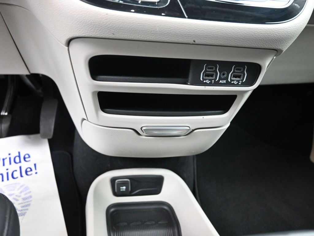 Chrysler Pacifica Vehicle Full-screen Gallery Image 11