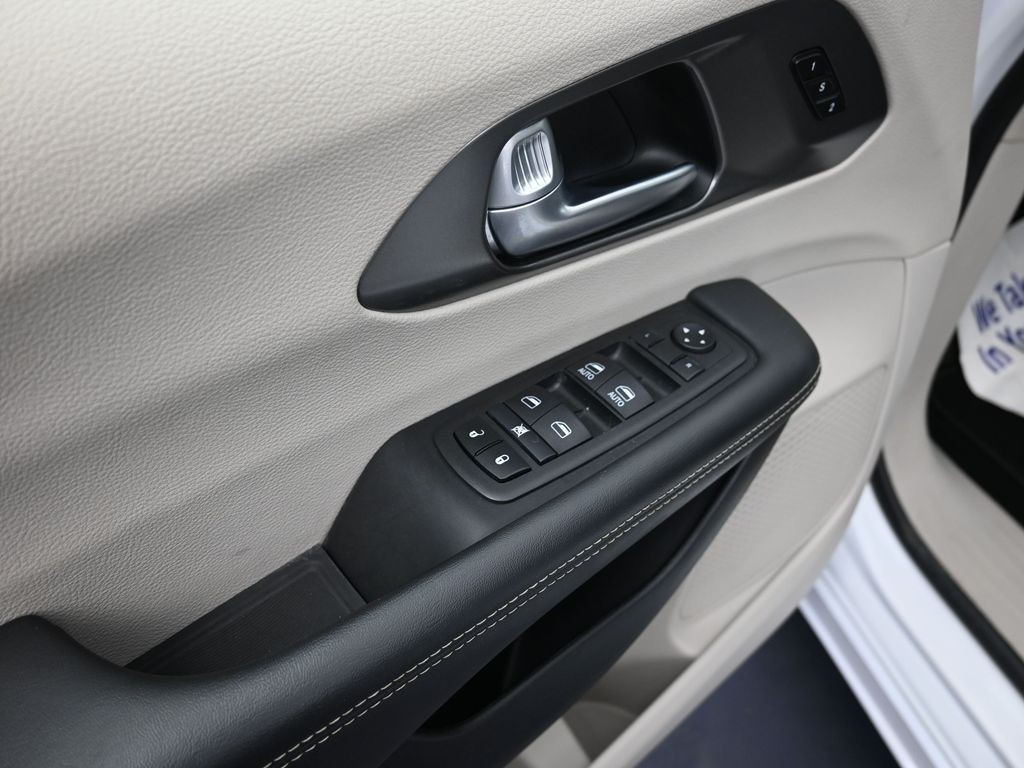 Chrysler Pacifica Vehicle Full-screen Gallery Image 13