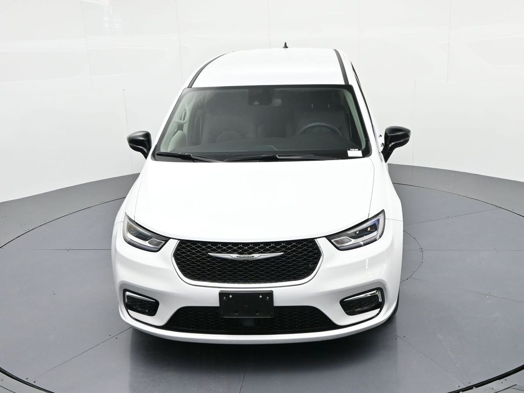 Chrysler Pacifica Vehicle Full-screen Gallery Image 15