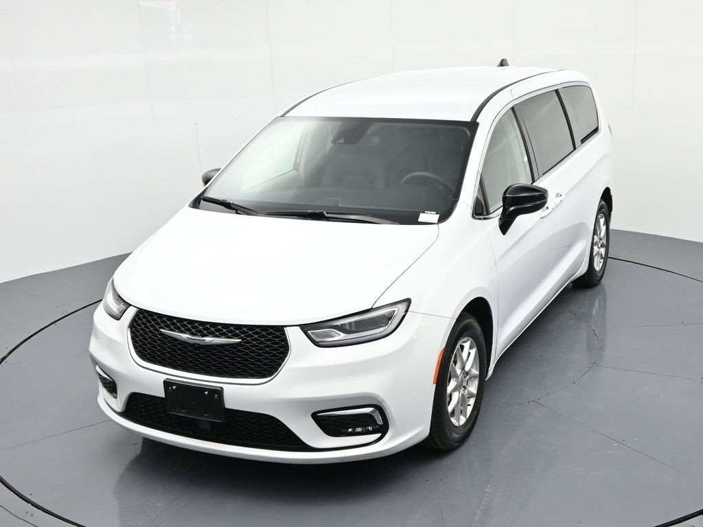 Chrysler Pacifica Vehicle Full-screen Gallery Image 16