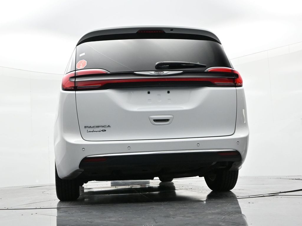 Chrysler Pacifica Vehicle Full-screen Gallery Image 19