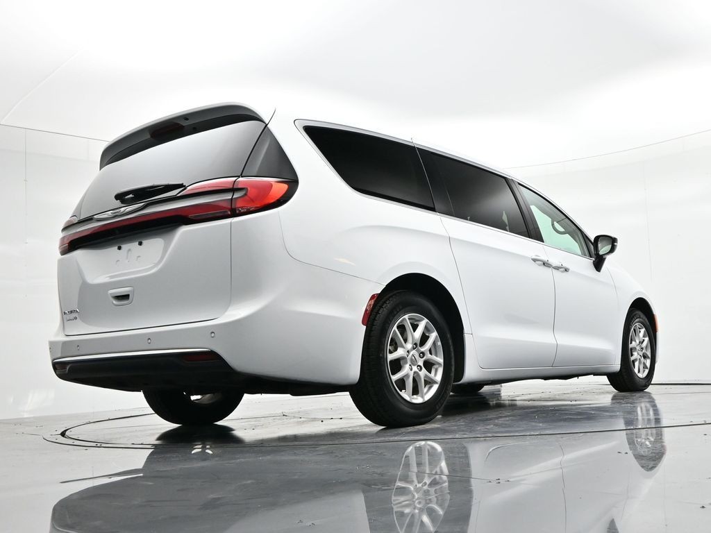 Chrysler Pacifica Vehicle Full-screen Gallery Image 20