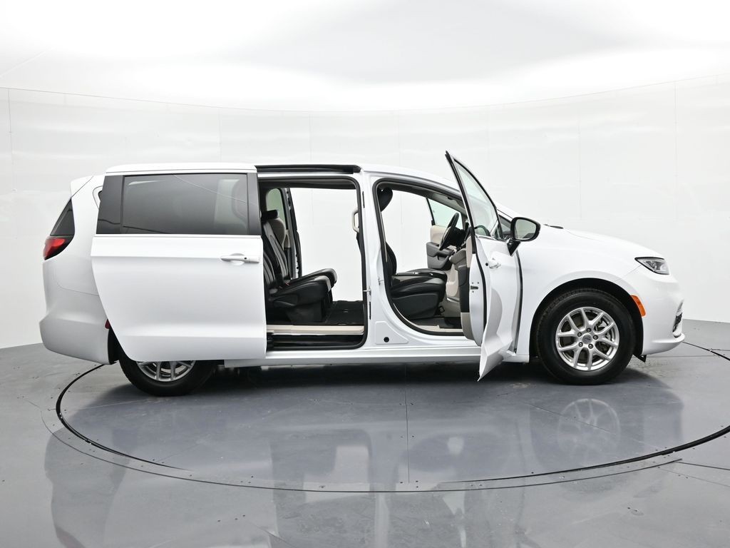 Chrysler Pacifica Vehicle Full-screen Gallery Image 22