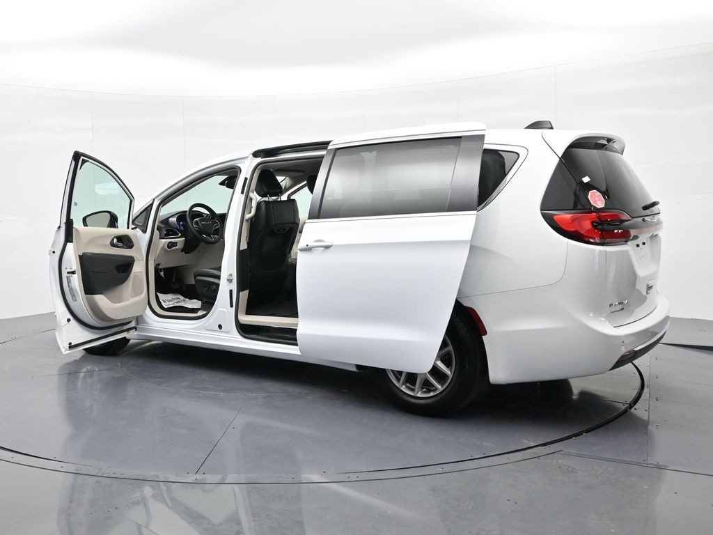 Chrysler Pacifica Vehicle Full-screen Gallery Image 23