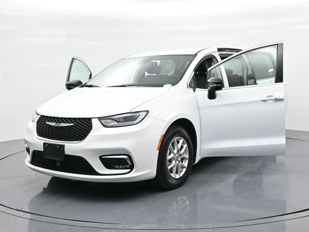 Chrysler Pacifica Vehicle Full-screen Gallery Image 24