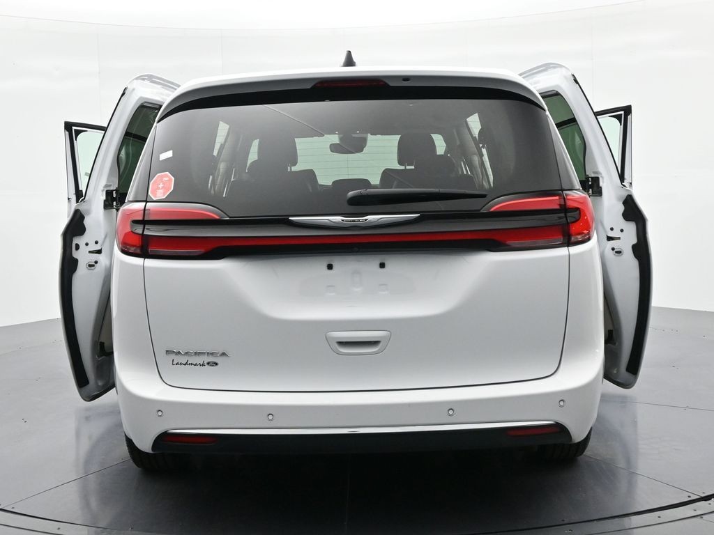 Chrysler Pacifica Vehicle Full-screen Gallery Image 25