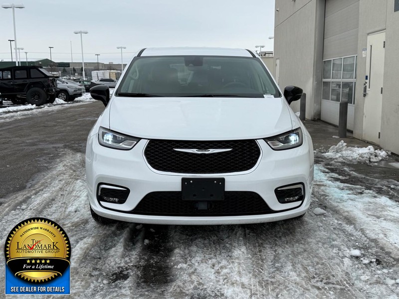 Chrysler Pacifica Vehicle Full-screen Gallery Image 4