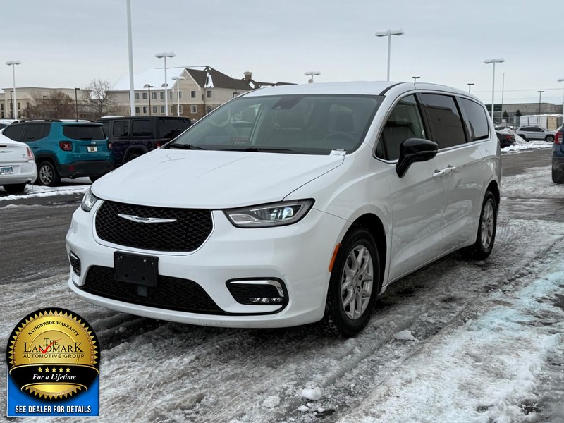 Chrysler Pacifica Vehicle Full-screen Gallery Image 5