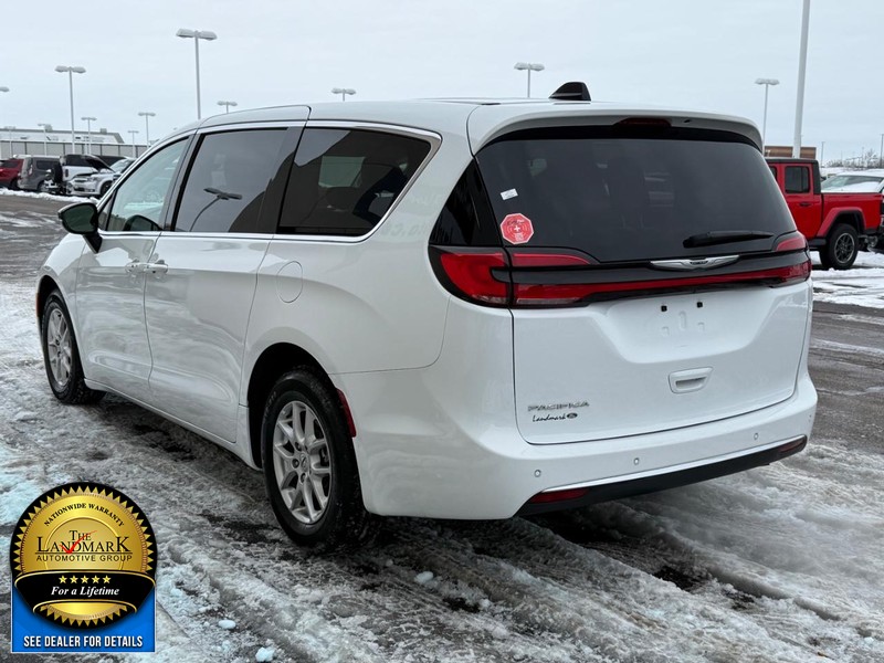 Chrysler Pacifica Vehicle Full-screen Gallery Image 6