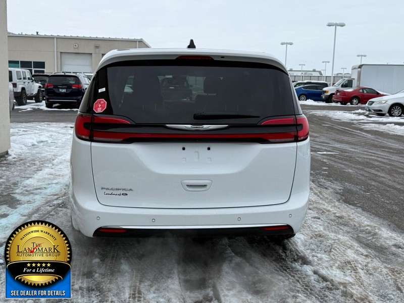 Chrysler Pacifica Vehicle Full-screen Gallery Image 7