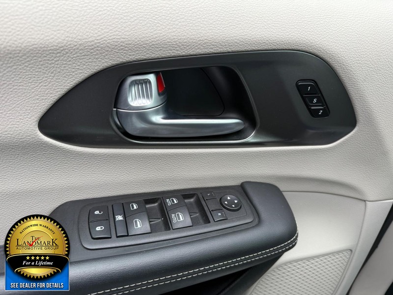 Chrysler Pacifica Vehicle Full-screen Gallery Image 8