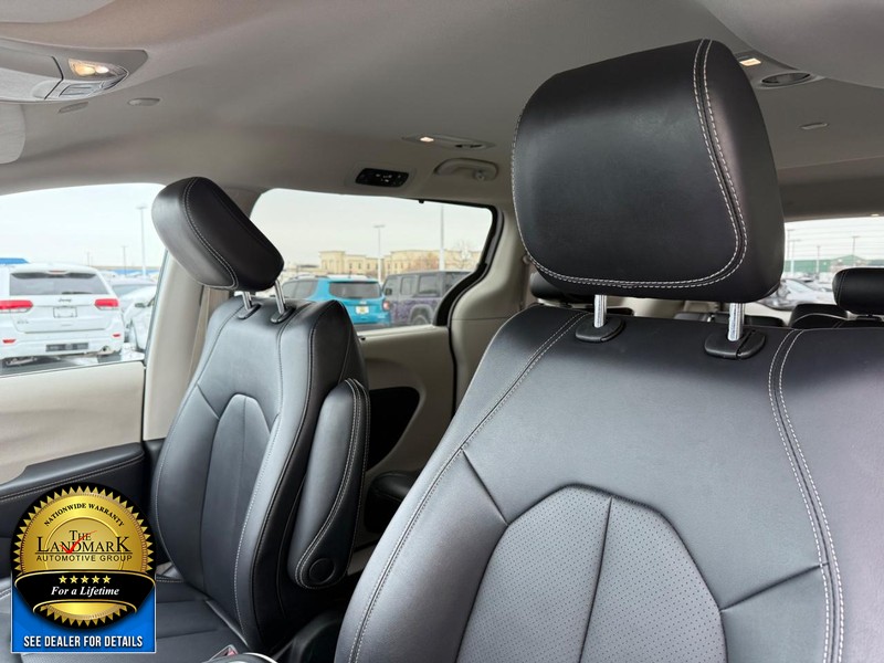 Chrysler Pacifica Vehicle Full-screen Gallery Image 9