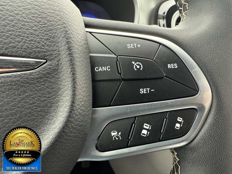 Chrysler Pacifica Vehicle Full-screen Gallery Image 11