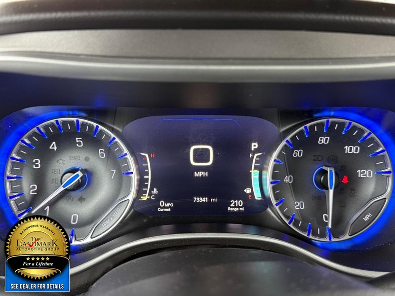 Chrysler Pacifica Vehicle Full-screen Gallery Image 12