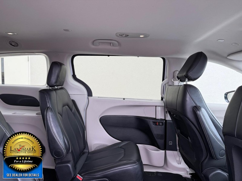 Chrysler Pacifica Vehicle Full-screen Gallery Image 15