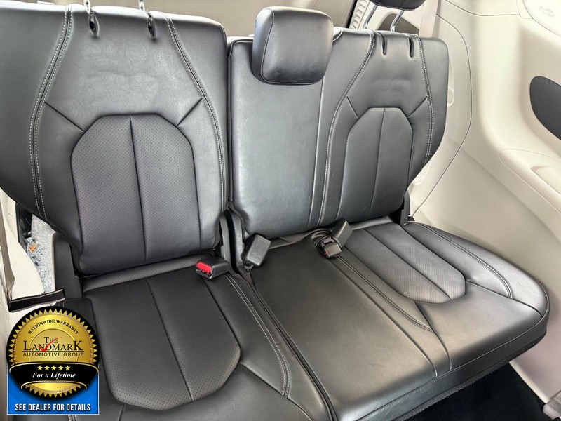 Chrysler Pacifica Vehicle Full-screen Gallery Image 16