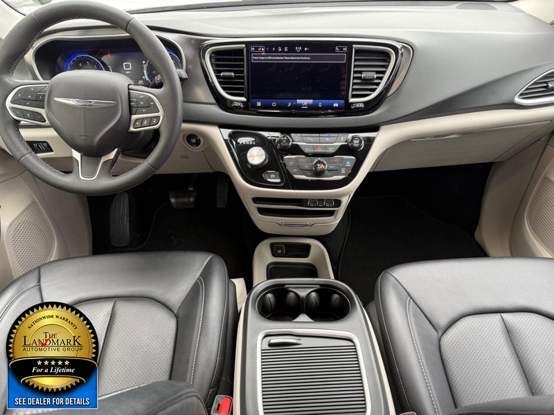 Chrysler Pacifica Vehicle Full-screen Gallery Image 17