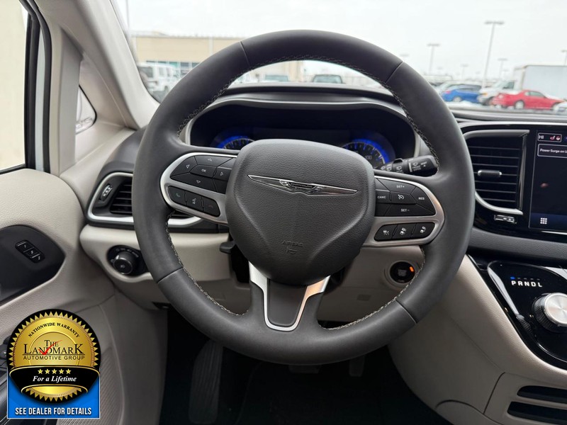 Chrysler Pacifica Vehicle Full-screen Gallery Image 18