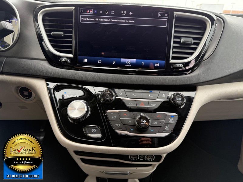 Chrysler Pacifica Vehicle Full-screen Gallery Image 19