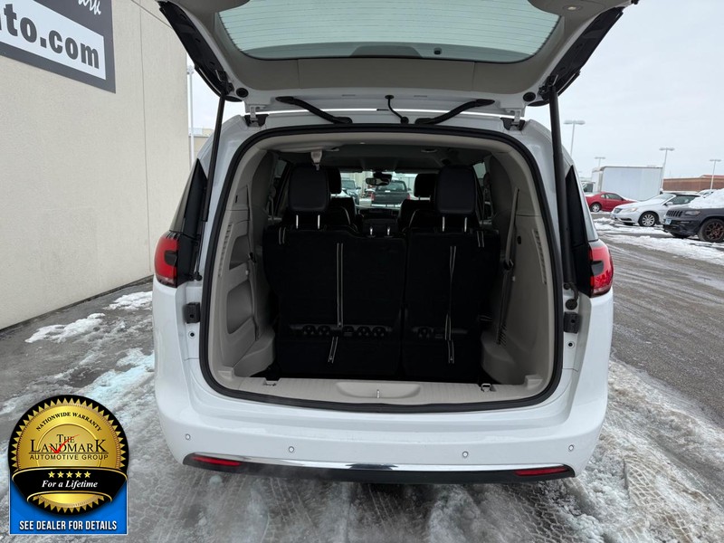 Chrysler Pacifica Vehicle Full-screen Gallery Image 20