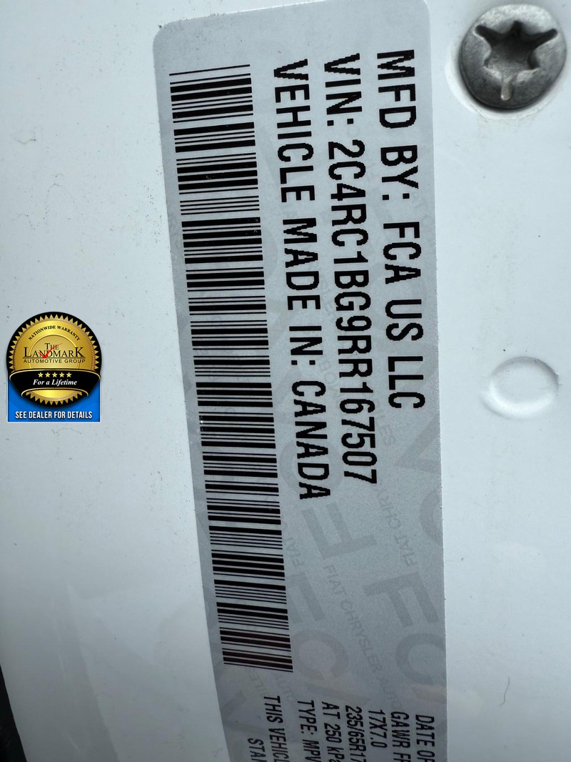 Chrysler Pacifica Vehicle Full-screen Gallery Image 22