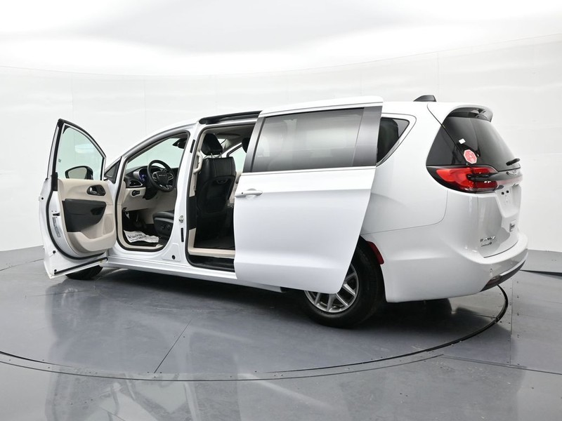 Chrysler Pacifica Vehicle Full-screen Gallery Image 23