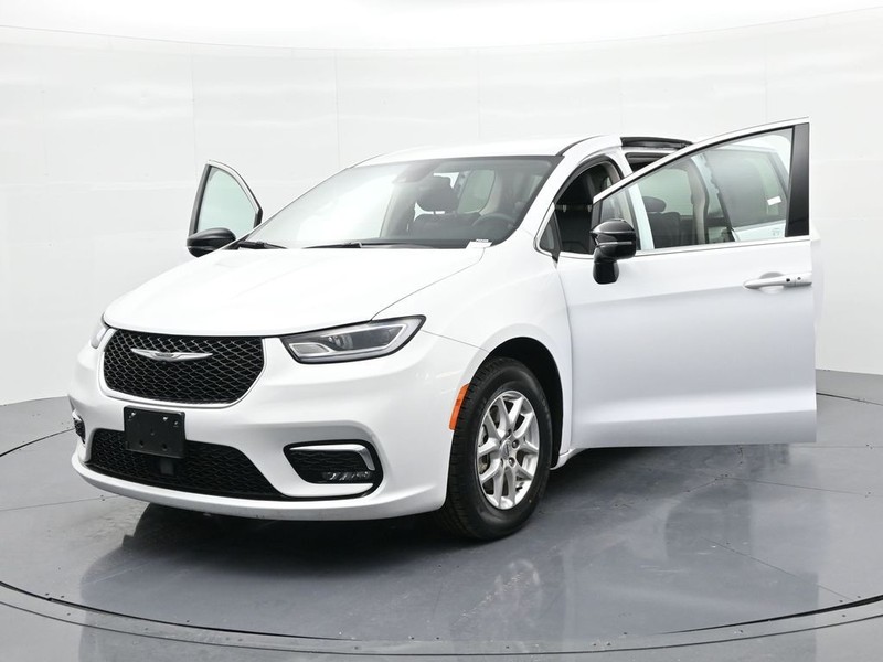 Chrysler Pacifica Vehicle Full-screen Gallery Image 24