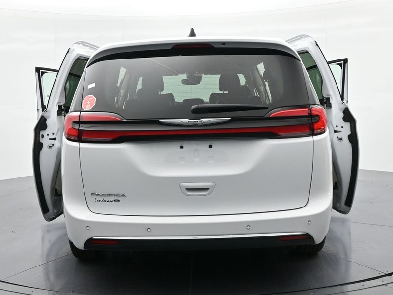 Chrysler Pacifica Vehicle Full-screen Gallery Image 25