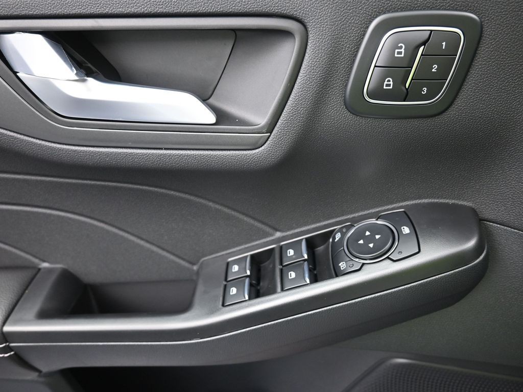 Ford Escape Vehicle Full-screen Gallery Image 16