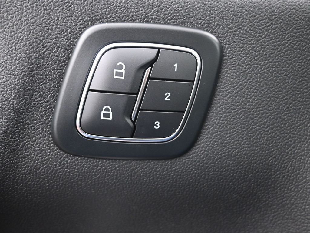 Ford Escape Vehicle Full-screen Gallery Image 19