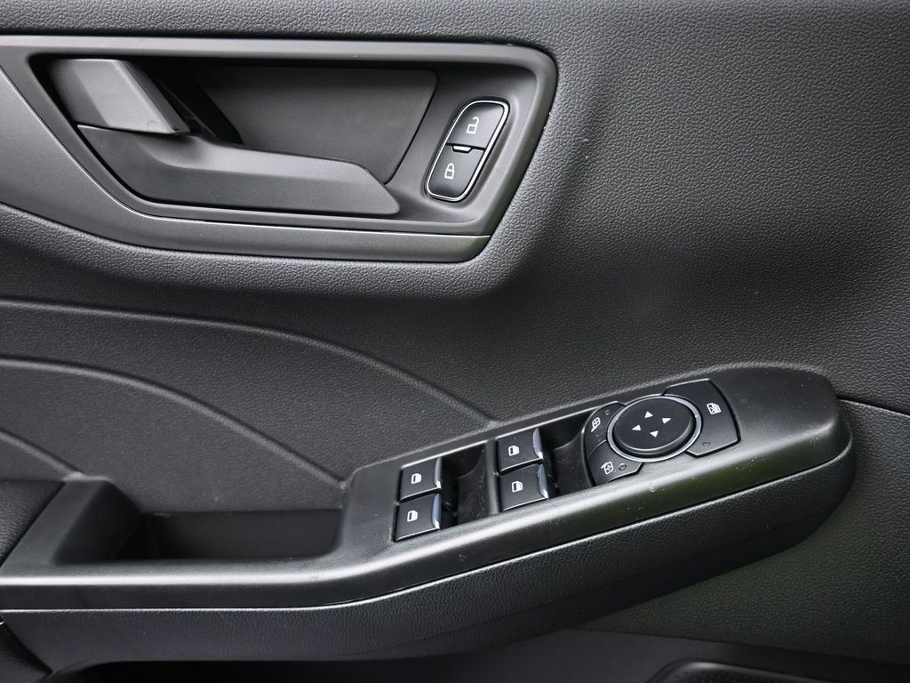 Ford Escape Vehicle Full-screen Gallery Image 15