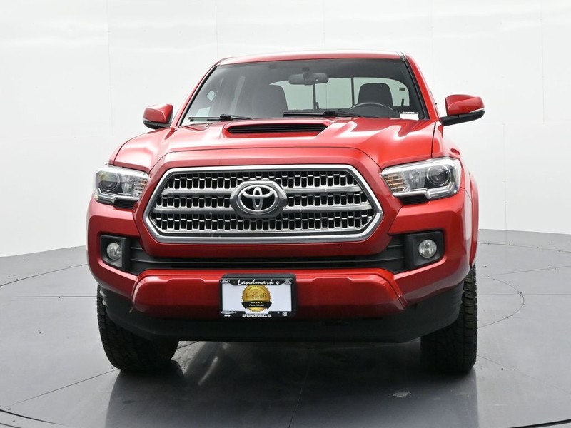 Toyota Tacoma Vehicle Full-screen Gallery Image 3