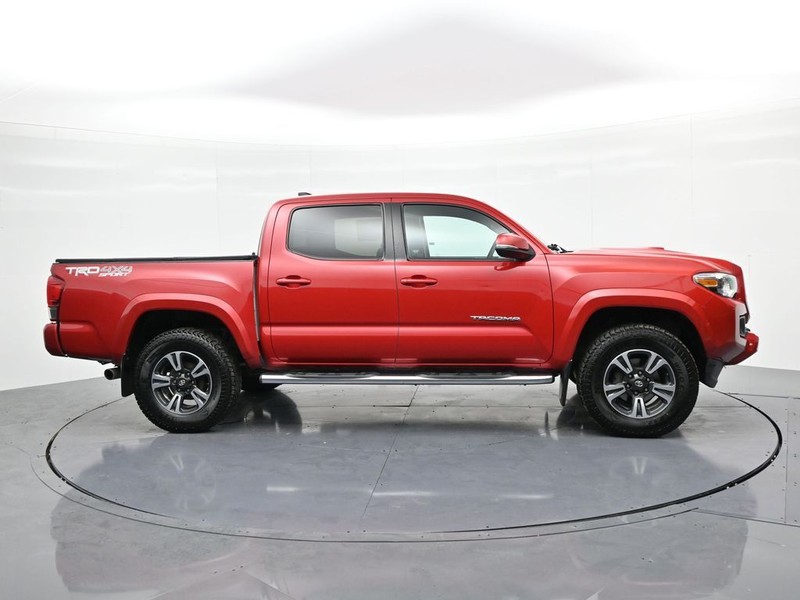 Toyota Tacoma Vehicle Full-screen Gallery Image 5