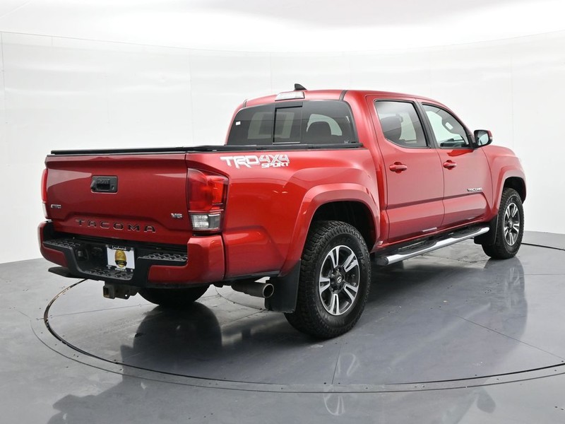 Toyota Tacoma Vehicle Full-screen Gallery Image 6