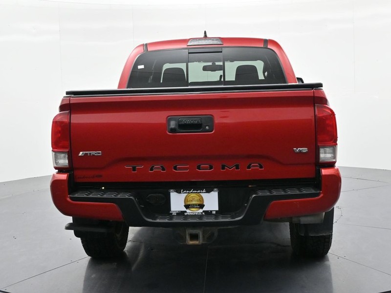 Toyota Tacoma Vehicle Full-screen Gallery Image 7