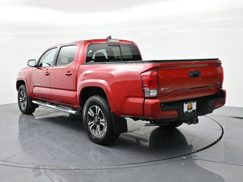 Toyota Tacoma Vehicle Full-screen Gallery Image 8