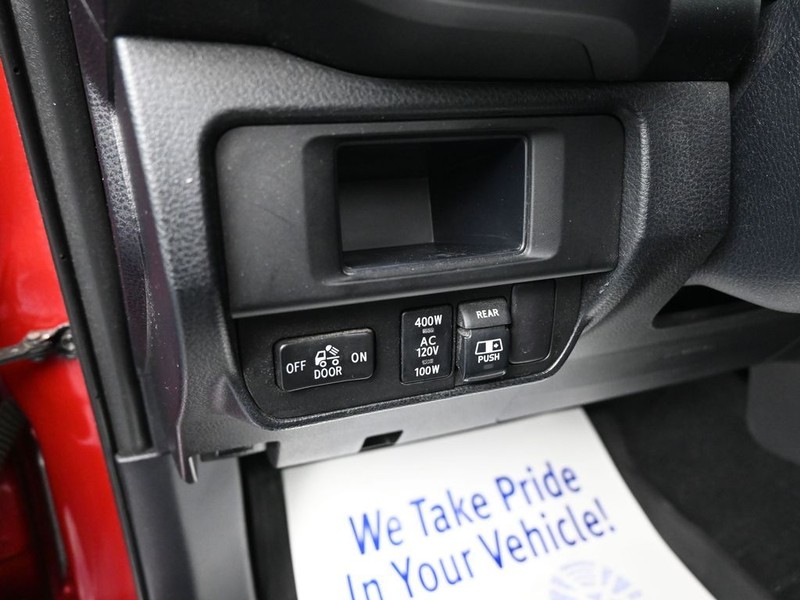 Toyota Tacoma Vehicle Full-screen Gallery Image 11