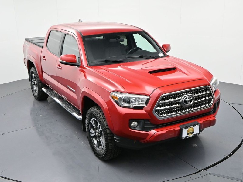 Toyota Tacoma Vehicle Full-screen Gallery Image 15