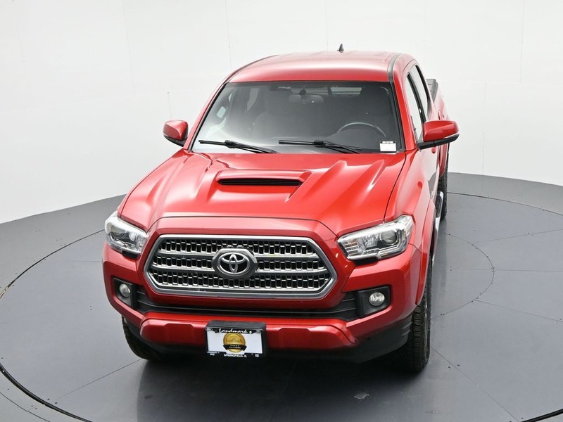Toyota Tacoma Vehicle Full-screen Gallery Image 16