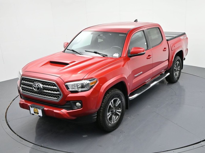 Toyota Tacoma Vehicle Full-screen Gallery Image 17