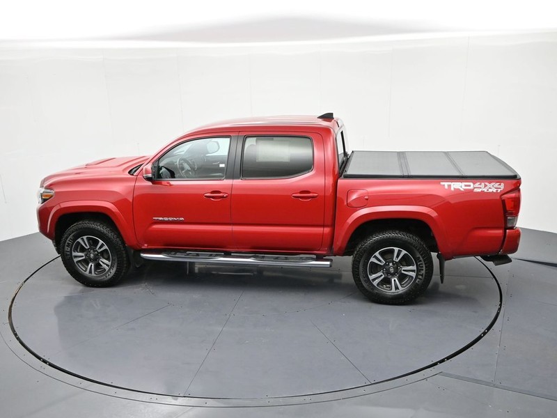 Toyota Tacoma Vehicle Full-screen Gallery Image 18