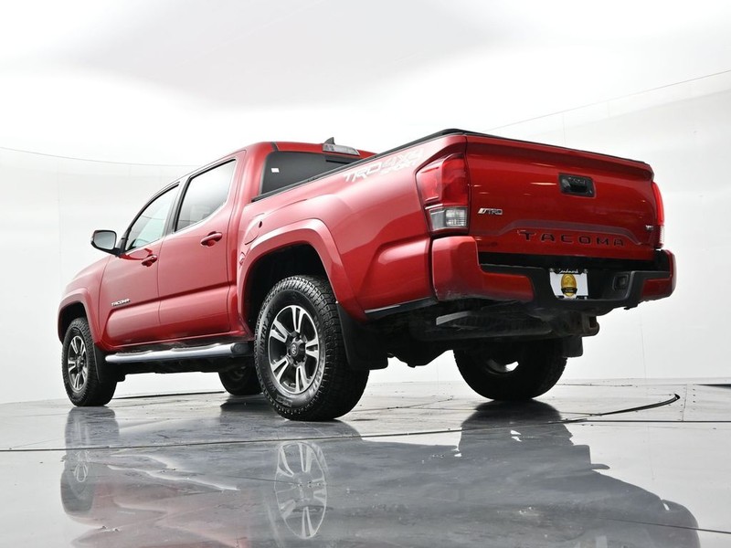 Toyota Tacoma Vehicle Full-screen Gallery Image 19