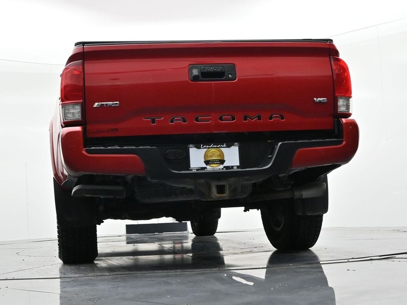 Toyota Tacoma Vehicle Full-screen Gallery Image 20