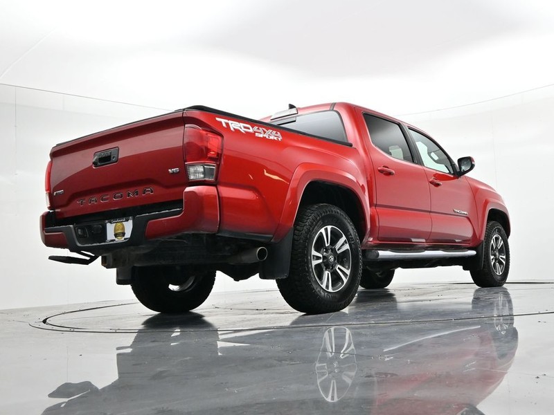 Toyota Tacoma Vehicle Full-screen Gallery Image 21