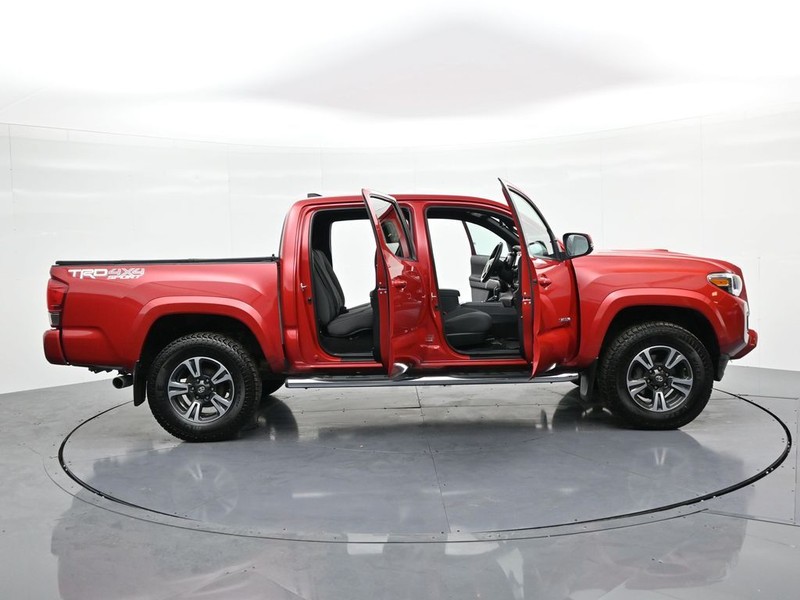 Toyota Tacoma Vehicle Full-screen Gallery Image 23