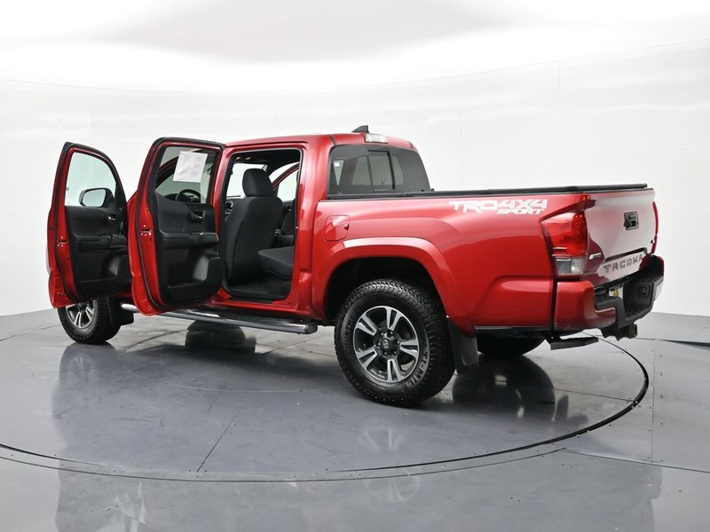 Toyota Tacoma Vehicle Full-screen Gallery Image 24
