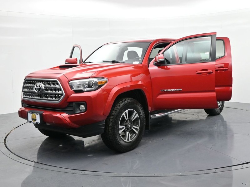 Toyota Tacoma Vehicle Full-screen Gallery Image 25