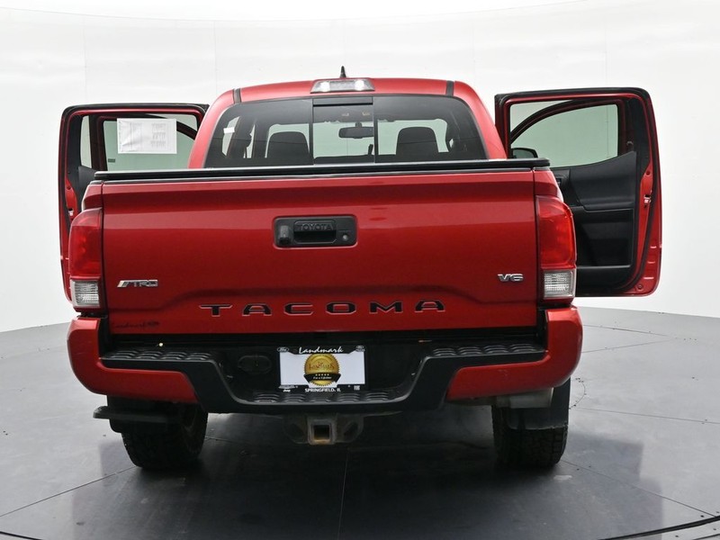 Toyota Tacoma Vehicle Full-screen Gallery Image 26