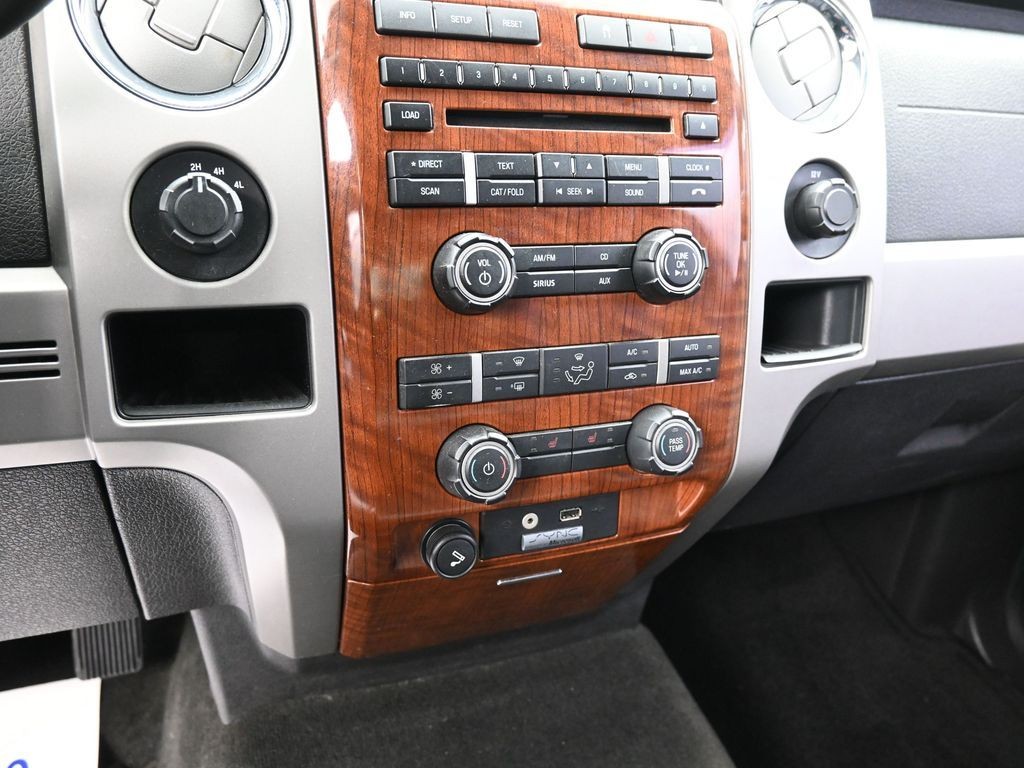 Ford F-150 Vehicle Full-screen Gallery Image 12